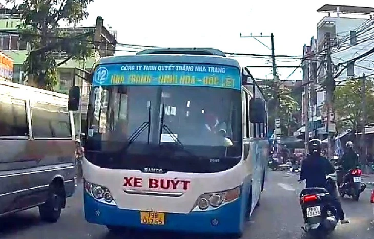 Xử phạt tài xế xe buýt Quyết Thắng Nha Trang vượt ẩu, lấn làn - Ảnh 1. Xử phạt tài xế xe buýt Quyết Thắng Nha Trang vượt ẩu, lấn làn - Ảnh 1.