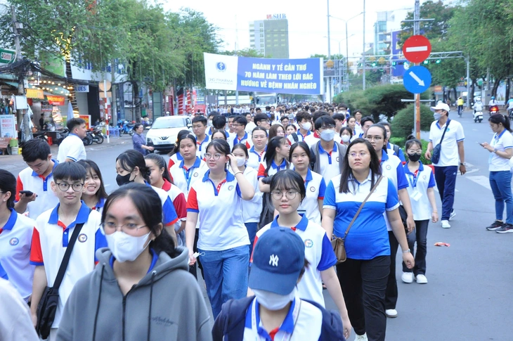 Trường đại học Y Dược Cần Thơ thêm phương thức xét tuyển từ kỳ thi V-SAT, tăng học phí tất cả ngành - Ảnh 1.
