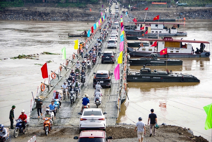 cầu phao Phong Châu - Ảnh 1.
