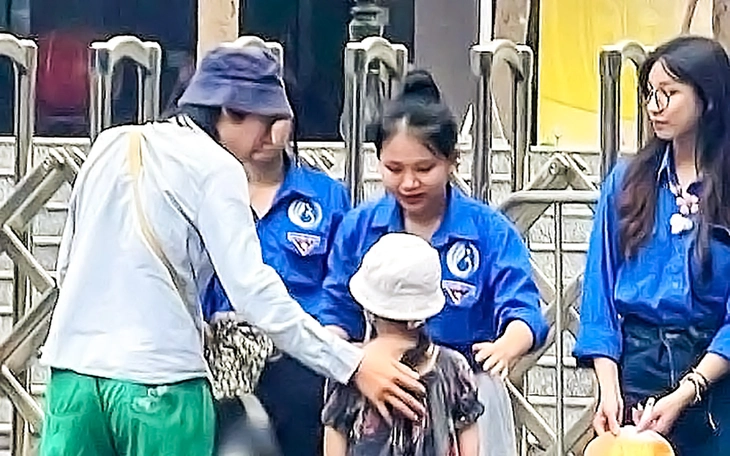 Anh trai 19 tuổi đi thi lớp 10 dắt theo em gái nhỏ và câu chuyện xúc động phía sau - Ảnh 1. thi lớp 10 - Ảnh 1.