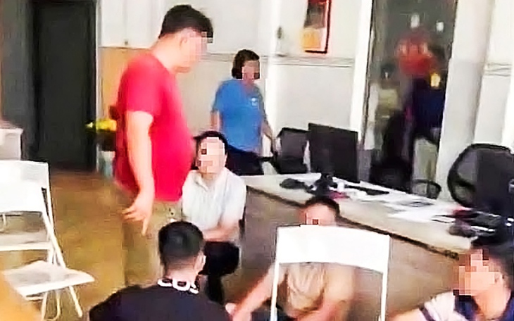 Khống chế nhóm người ở phòng công chứng: dùng sổ đỏ giả để lừa đảo 8 tỉ đồng - Ảnh 2.