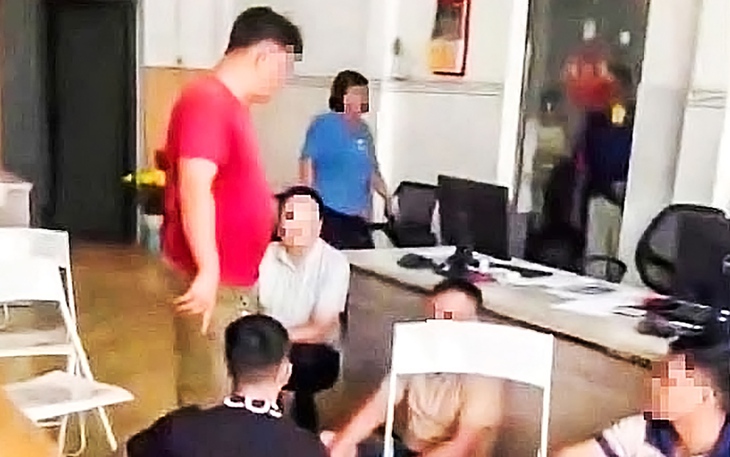 Công an khống chế nhóm người khi tới một văn phòng công chứng tại Bình Dương - Ảnh 1. công chứng - Ảnh 1.