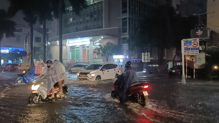 Mưa trắng trời do bão số 1, nhiều 'điểm nóng' ngập ở Đà Nẵng bị uy hiếp - Ảnh 1.