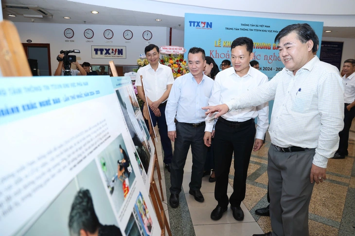 - Ảnh 4. Khoảnh khắc nghề báo - Ảnh 4.