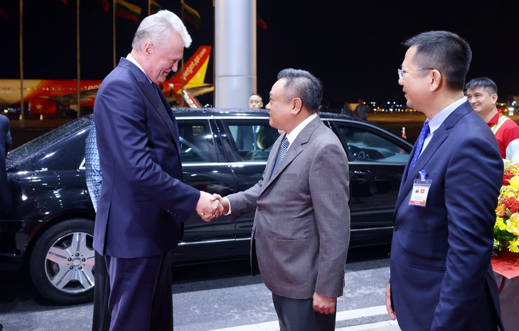 Tổng thống Litva đến Hà Nội trên chuyên cơ Vietjet - Ảnh 5.