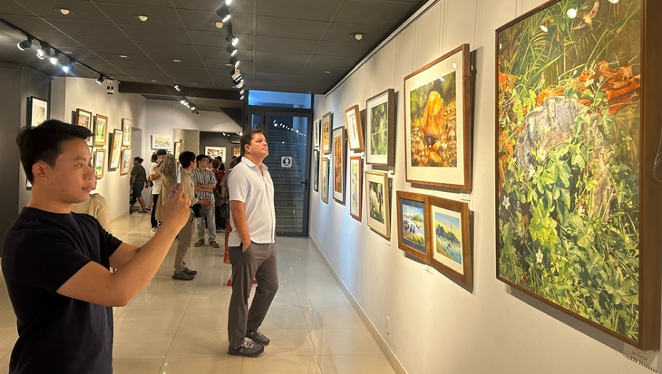 Tây Giang thanh bình, quyến rũ qua tranh màu nước - Ảnh 1. tranh màu nước - Ảnh 1.