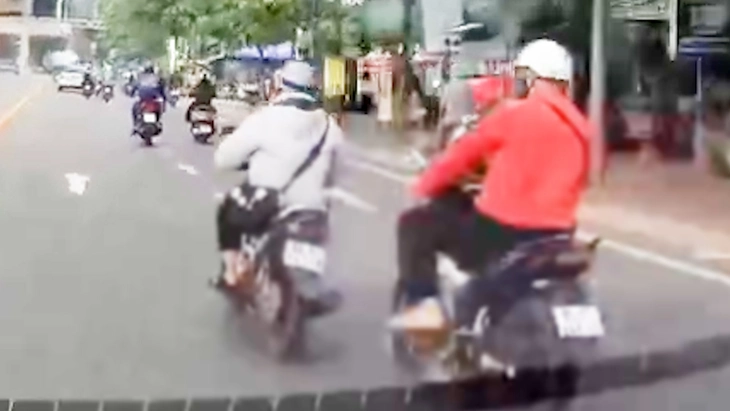đạp ngã xe - Ảnh 1.