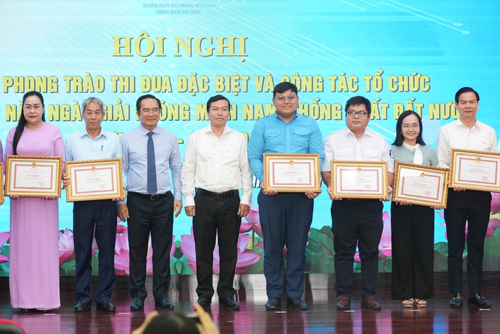 'Ấn tượng hình ảnh hàng trăm ngàn người xuống đường hân hoan chào mừng 50 năm' - Ảnh 1.