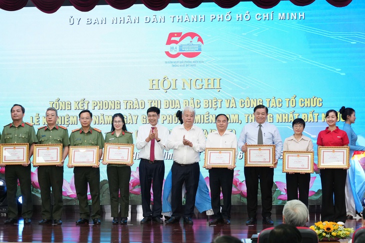 'Ấn tượng hình ảnh hàng trăm ngàn người xuống đường hân hoan chào mừng 50 năm' - Ảnh 4.