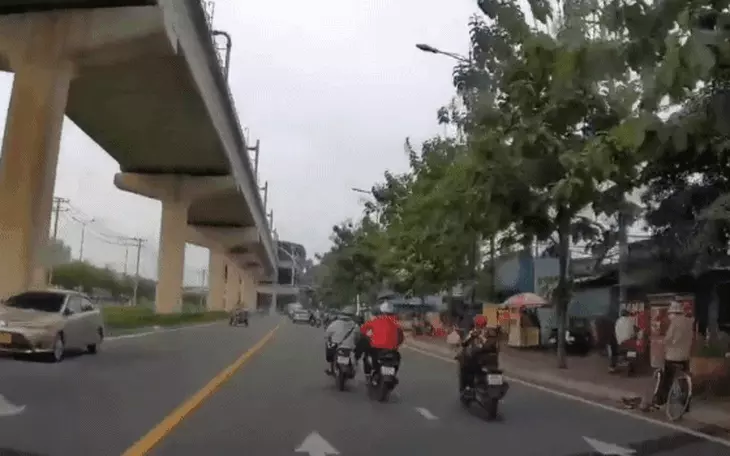Tài xế xe khách lấn làn xe máy khi các xe khác đang dừng chờ đèn đỏ - Ảnh 3.