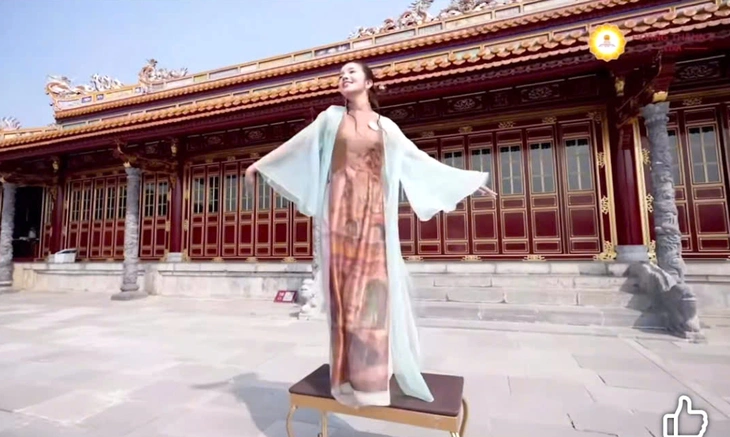 Thí sinh thi hoa hậu phải xin lỗi vì clip múa trước sân chầu điện Thái Hòa - Ảnh 1.