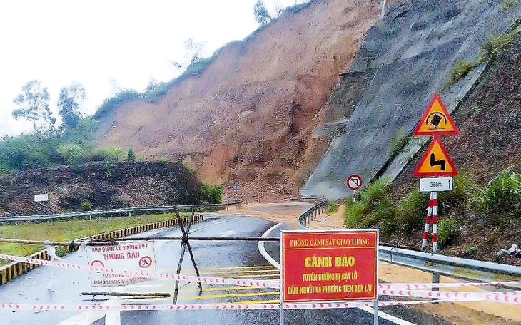 Nhà trọ, nhà kho vừa xây được một năm thì bị cuốn trôi xuống kênh - Ảnh 2.