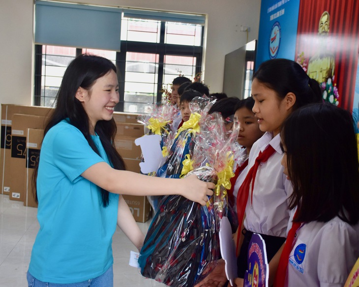 Hai chị em sinh đôi tự lập quỹ học bổng cho học sinh nghèo tỉnh Phú Yên - Ảnh 2.