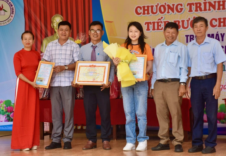 Hai chị em sinh đôi tự lập quỹ học bổng cho học sinh nghèo tỉnh Phú Yên - Ảnh 4.