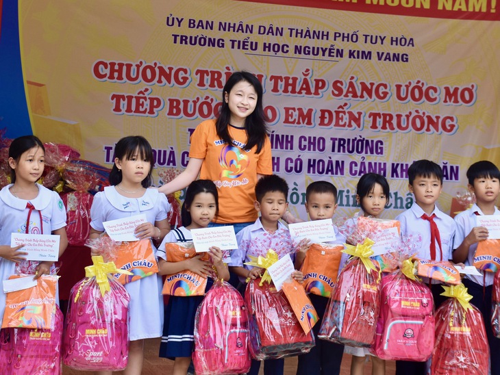 Hai chị em sinh đôi tự lập quỹ học bổng cho học sinh nghèo tỉnh Phú Yên - Ảnh 3.