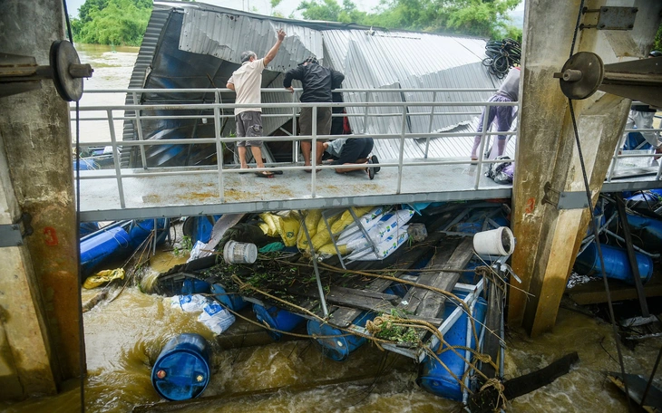 Bè nuôi thủy sản đường kính 40m trôi dạt vào bờ biển Quảng Trị - Ảnh 4.