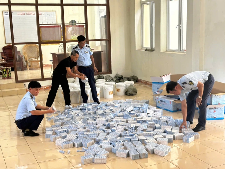 Chống buôn lậu, hàng giả 13-6: Bánh kẹo, đồ chơi trẻ em bị bỏ đống - Ảnh 3.