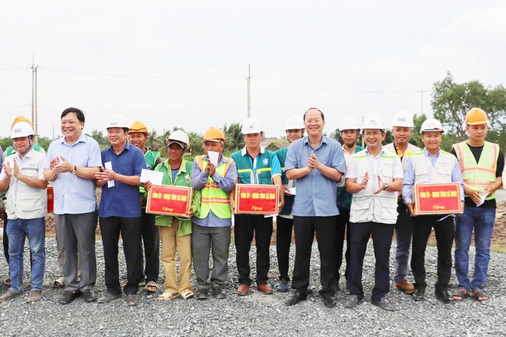 Cao tốc Cà Mau - Cần Thơ phải khắc phục khó khăn để hoàn thành đúng tiến độ - Ảnh 2.