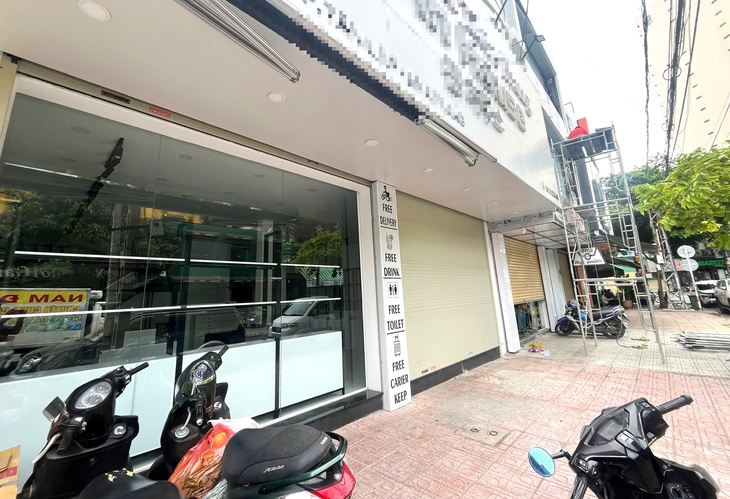 Hàng loạt cửa hàng đồ hiệu ở Nha Trang tiếp tục 'ngủ đông' trong cao điểm kiểm tra hàng giả - Ảnh 1. hàng giả - Ảnh 1.