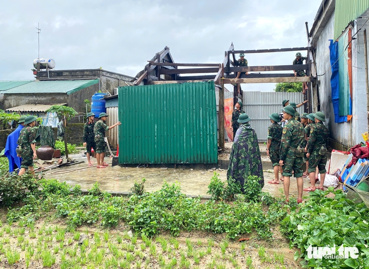 Bộ đội dầm mưa giúp dân khắc phục hậu quả do lốc xoáy gây ra - Ảnh 1.