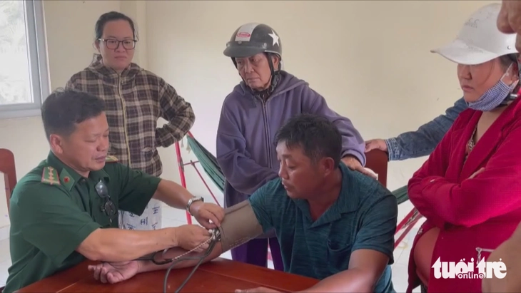 Người đàn ông sống sót sau 15 giờ trên biển nhờ bám vào trụ điện gió - Ảnh 2.