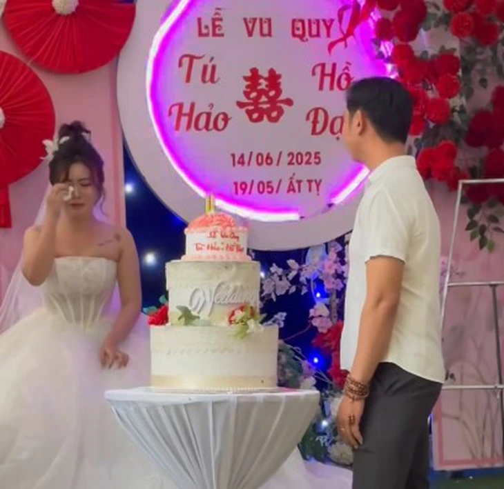 Tổ chức đám cưới ngày lũ: Cô dâu bật khóc tức tưởi và niềm vui bất ngờ - Ảnh 1. Đám cưới ngày lụt: Cô dâu bật khóc và niềm vui bất ngờ - Ảnh 1.