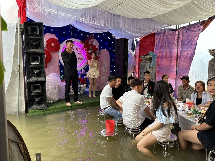 Tổ chức đám cưới ngày lũ: Cô dâu bật khóc tức tưởi và niềm vui bất ngờ - Ảnh 2. đám cưới - Ảnh 2.