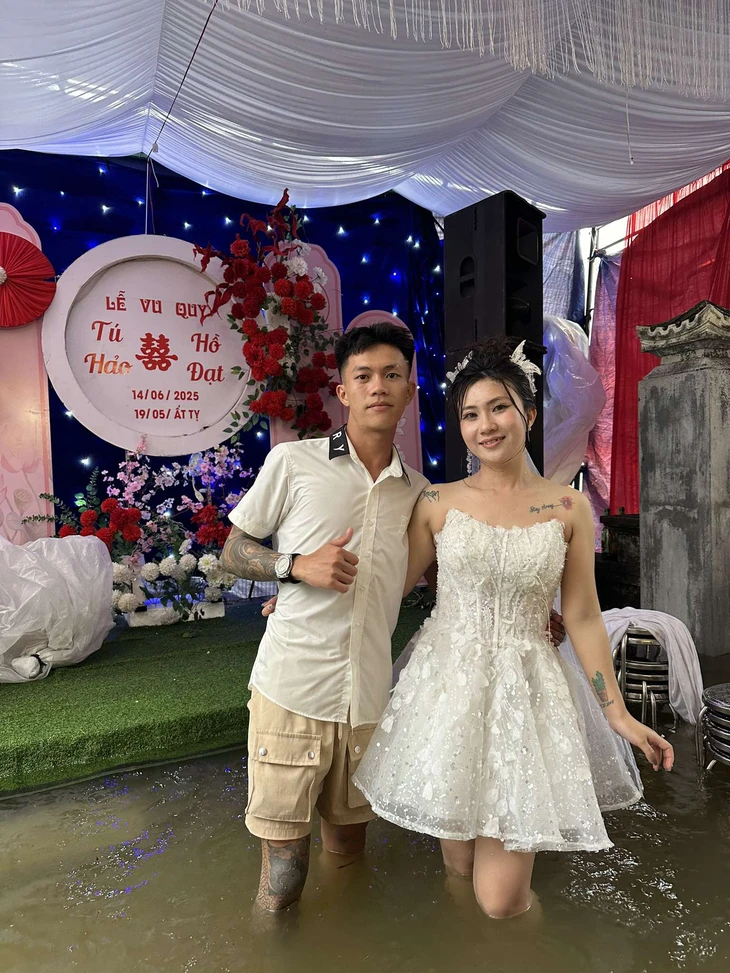 Tổ chức đám cưới ngày lũ: Cô dâu bật khóc tức tưởi và niềm vui bất ngờ - Ảnh 3. đám cưới - Ảnh 3.
