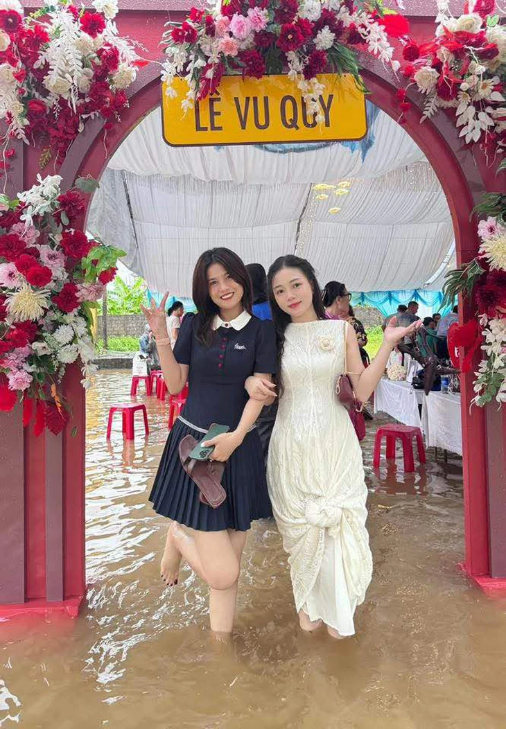 Tổ chức đám cưới ngày lũ: Cô dâu bật khóc tức tưởi và niềm vui bất ngờ - Ảnh 6. đám cưới - Ảnh 6.