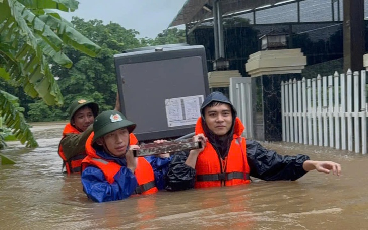 Trắng tay trong lũ dị thường đầu mùa hè - Ảnh 5.