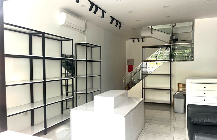 Hàng loạt cửa hàng đồ hiệu ở Nha Trang tiếp tục 'ngủ đông' trong cao điểm kiểm tra hàng giả - Ảnh 2. hàng giả - Ảnh 2.