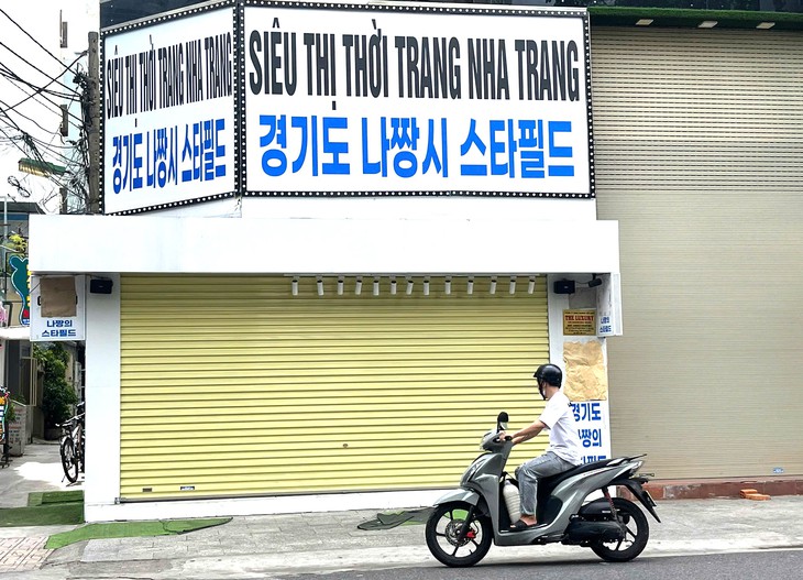 Hàng loạt cửa hàng đồ hiệu ở Nha Trang tiếp tục 'ngủ đông' trong cao điểm kiểm tra hàng giả - Ảnh 3. hàng giả - Ảnh 3.
