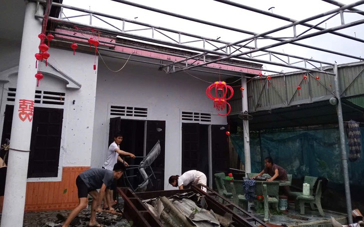 Bộ đội giúp dân khắc phục hậu quả do lốc xoáy gây ra - Ảnh 3.