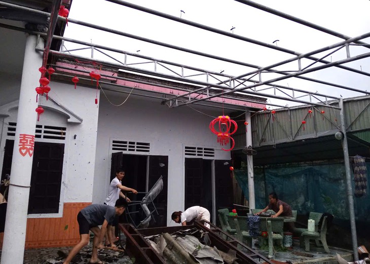 Lốc xoáy bất ngờ, hơn 30 nhà dân bị tốc mái - Ảnh 1.