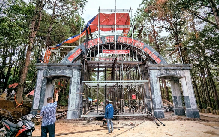 Xã Nhà Bè sẽ xin cấp phép sử dụng tạm vỉa hè cho cổng chào đường Nguyễn Hữu Thọ - Ảnh 2.