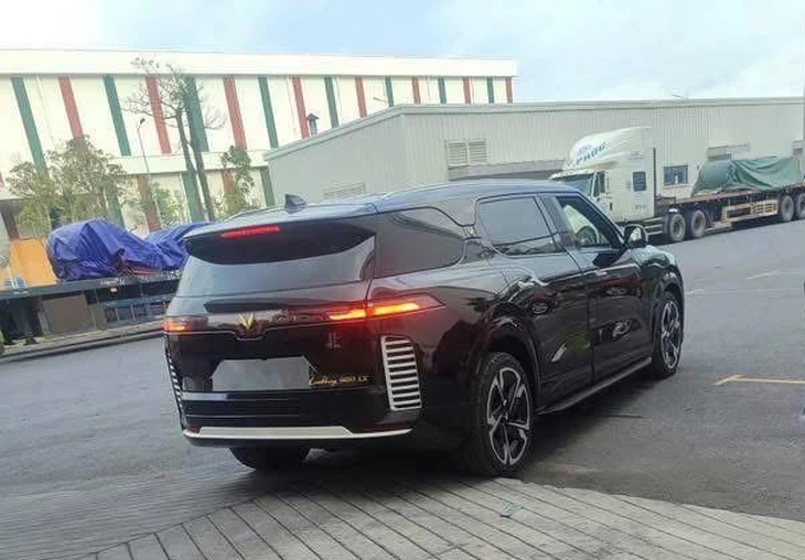 Lộ ảnh xe VinFast mới: Nhiều chi tiết giống VF 9, có thể mang tên Lạc Hồng và chống đạn, đại lý báo ra mắt tháng 8 tới- Ảnh 4. VinFast - Ảnh 3.