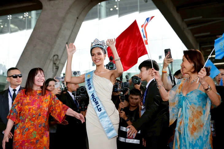 - Ảnh 1. Bên Phương Mỹ Chi lên tiếng về kết quả ở Sing! Asia; Dân Thái chào đón Miss World từ sân bay - Ảnh 1.