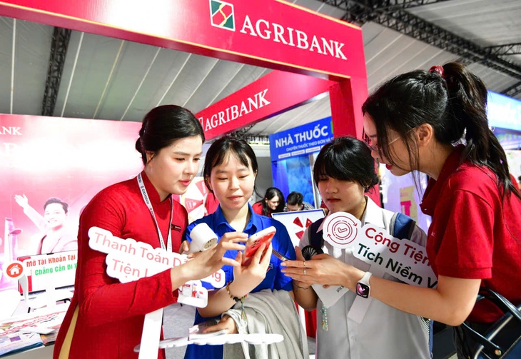 Chen chân 'săn quà' ngày đầu khai hội Không tiền mặt 2025 - Ảnh 4.