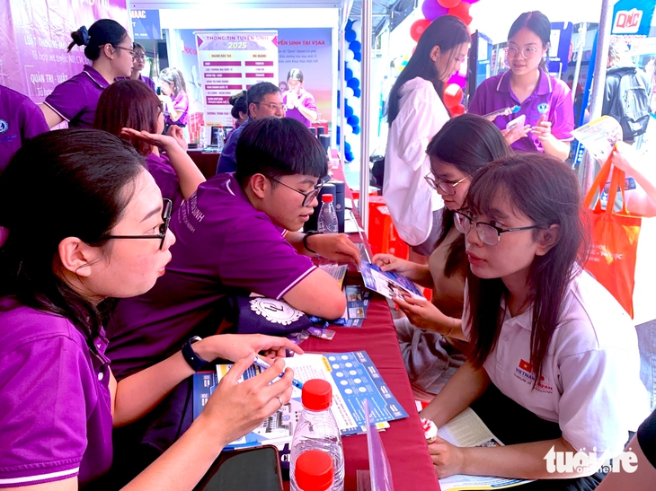 Trường đại học Luật TP.HCM bất ngờ thay đổi phương thức tuyển sinh 2025 - Ảnh 1.