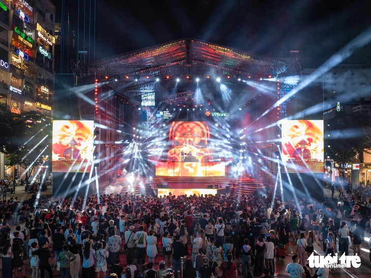 E-Concert - Ảnh 1. Hàng ngàn khán giả 'cháy' cùng E-Concert với các Anh trai, Em xinh say hi - Ảnh 1.