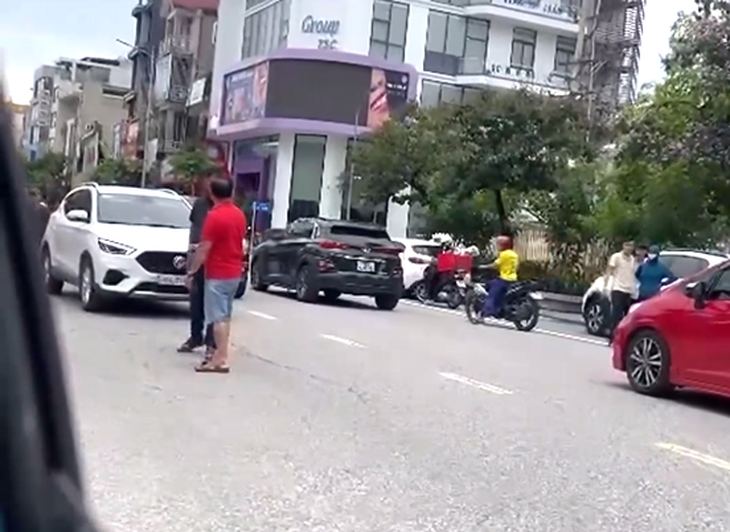 Sau cuộc cãi vã, người đàn ông bám vào nắp ca pô ô tô đang di chuyển - Ảnh 1.