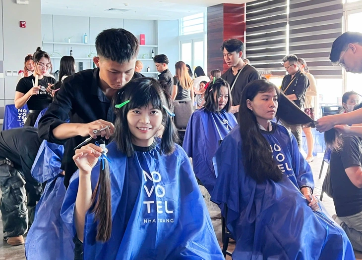 Người dân Nha Trang hiến tóc tặng bệnh nhân ung thư - Ảnh 1. Nha Trang - Ảnh 1.