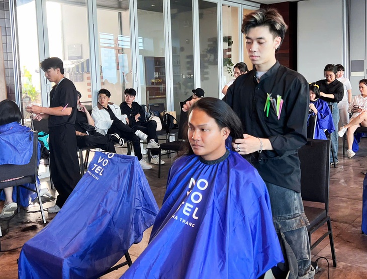 Người dân Nha Trang hiến tóc tặng bệnh nhân ung thư - Ảnh 2. Nha Trang - Ảnh 2.