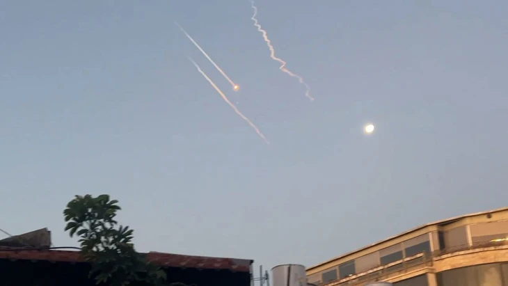 Nhiều tiếng nổ liên tiếp ở cả thủ đô Tehran và Tel Aviv, Israel và Iran đang đánh trả nhau dữ dội - Ảnh 1. Iran - Ảnh 6.