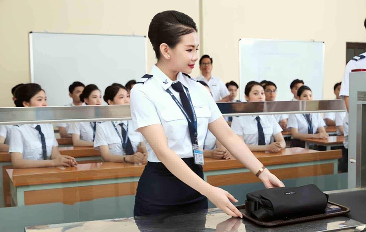 Thông điệp từ người trẻ chạm đến ước mơ - Ảnh 1. tiếp viên hàng không - Ảnh 1.