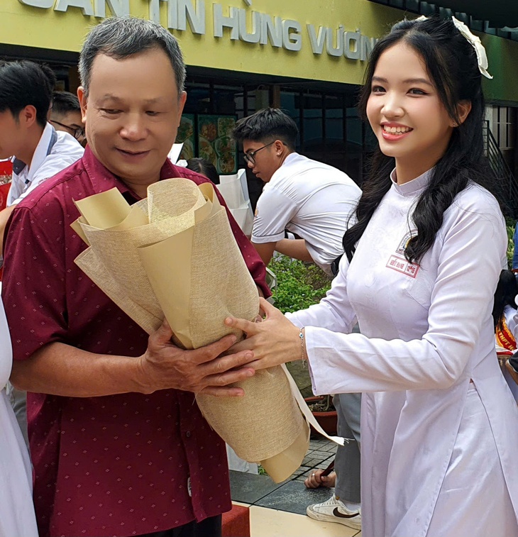 Lễ tri ân và trưởng thành tại Trường THPT Hùng Vương: Nếu em không phải là người xuất sắc… - Ảnh 4.