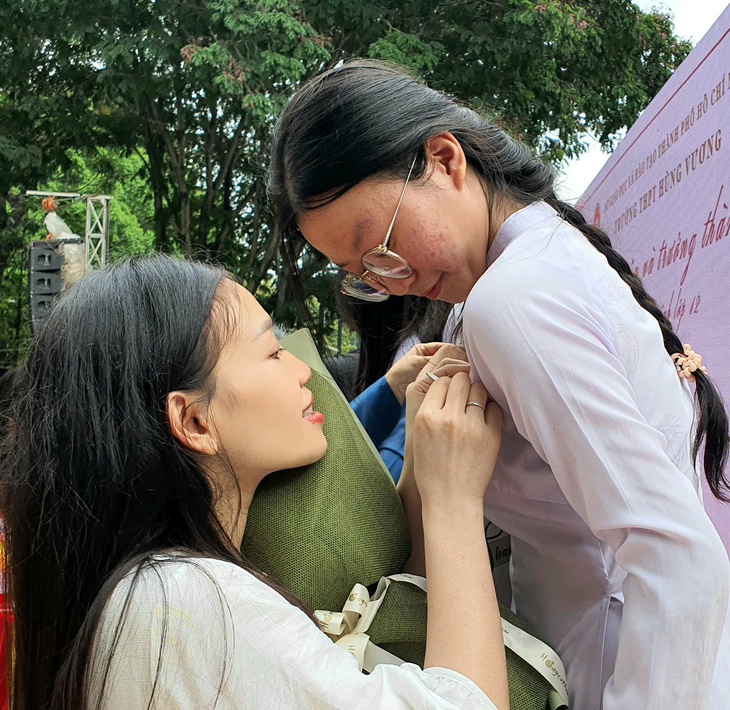 Lễ tri ân và trưởng thành tại Trường THPT Hùng Vương: Nếu em không phải là người xuất sắc… - Ảnh 10.