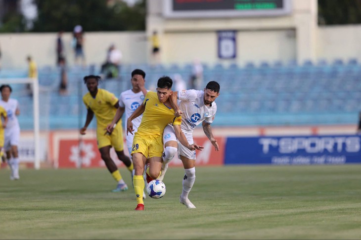Quảng Nam – Nam Định (hiệp 1) 0-1: Lý Công Hoàng Anh mở tỷ số Quảng Nam – Nam Định (hiệp 1) 0-1: Lý Công Hoàng Anh mở tỷ số