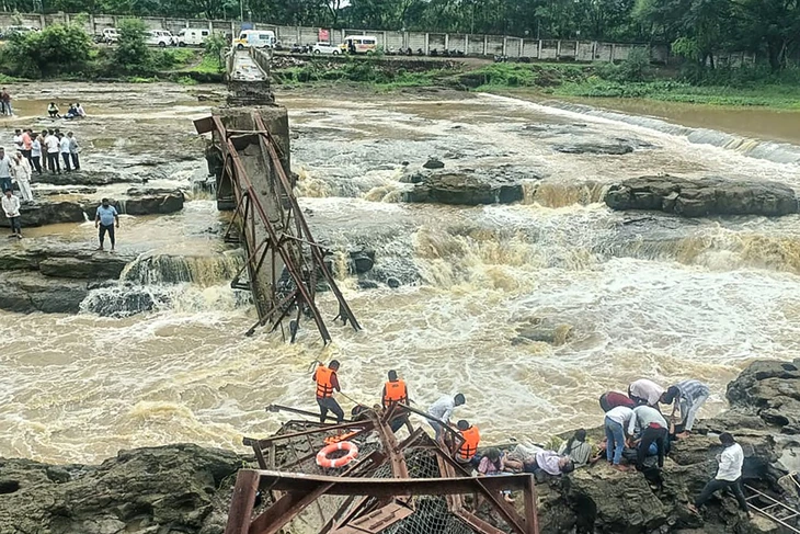 Sập cầu ở Ấn Độ Ít nhất 2 người chết, 32 người bị thương - Ảnh 1. Ấn Độ - Ảnh 1.
