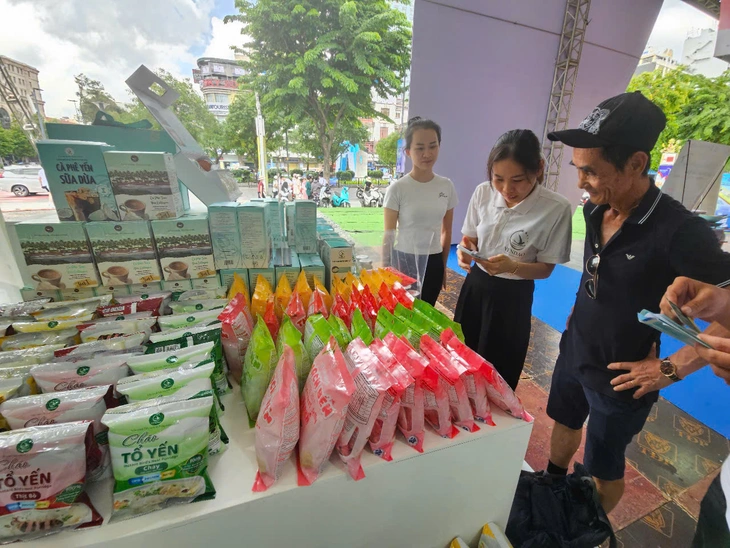 Từ Úc về ghé trải nghiệm Lễ hội không tiền mặt, chọn mua Yến Đảo Cần Giờ để tặng người thân - Ảnh 1.